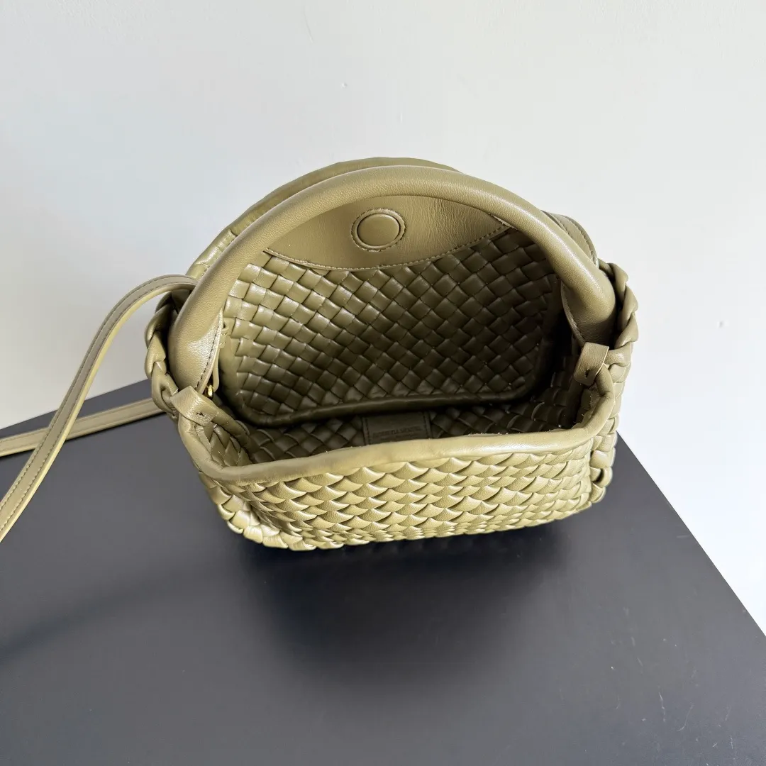 Batch 1760 BOTTEGA VENETA's new mini COBBLE bag. This season's mini Cobble series brings a new style of handbag. The body of the bag resembles the shape of a "Yuanbao", giving you good luck throughout autumn and winter! This Yuanbao bag is made of three pieces of quilted cotton and has an unlined body, showing its quiet power. The bag is carefully designed to create a three-dimensional look. The joints and edges are decorated with lambskin strips to create a sense of simplicity. The handbag is not lined, so you can directly appreciate the consistent lambskin on the outside and inside. It is beautiful both inside and outside. The top handle of this handbag is made of leather-wrapped rope and is quite sturdy. The detachable shoulder strap is secured by a leather buckle inside the bag. Can be carried by hand, carried on the shoulder or cross-body, very easy to match! Style number: 805739 Size: 23*11*8cm
